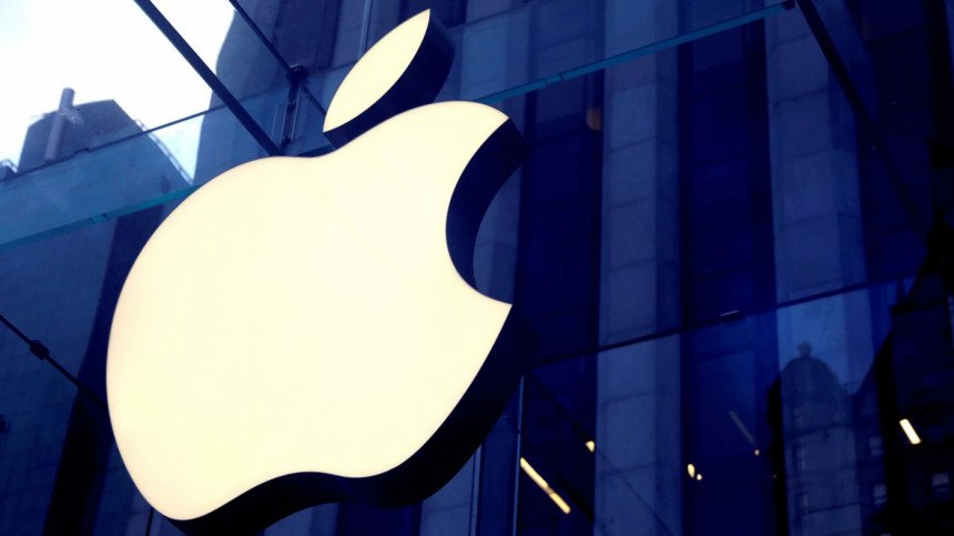 Apple becomes first company to hit $3tn stock market value, then drops
