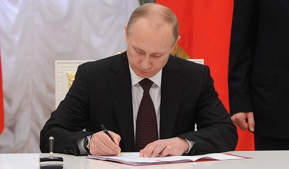 Putin signs law introducing jail terms for 'fake news' on army