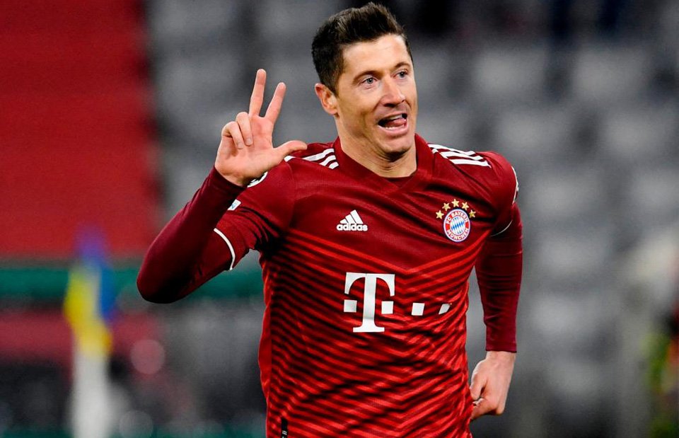 Bayern blast into Champions League quarters as Lewandowski hat-trick sinks Salzburg