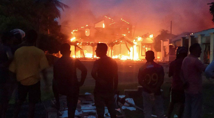 Sri Lanka: Angry mobs burned down several homes