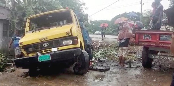 4 killed as truck runs them over in Narsingdi