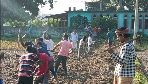 Allegations of breaking the wall of the mosque in Badarganj and building a road