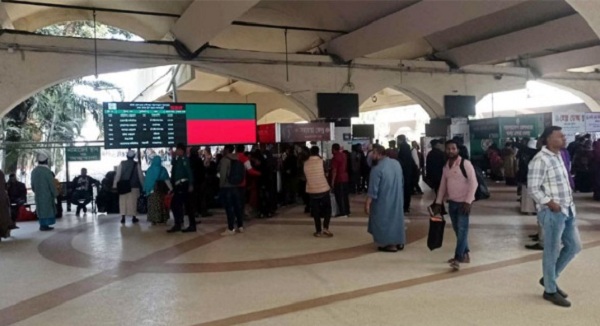 Passengers' suffering in Kamalapur: Railway line blockade