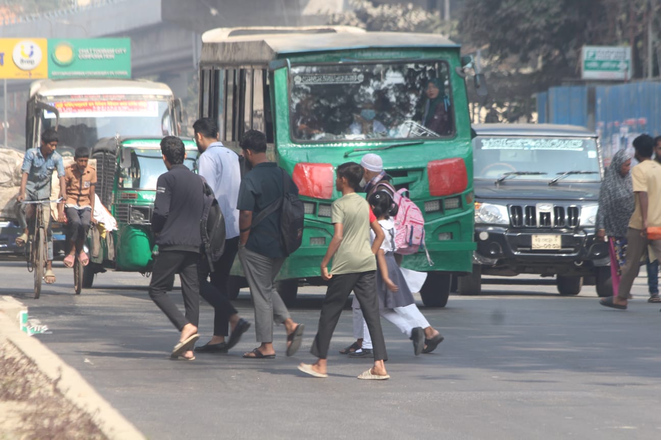 Risk to Pedestrians' Lives Due to Lack of Foot Overbridge at Lal Khan Bazar, Urgent Action Needed