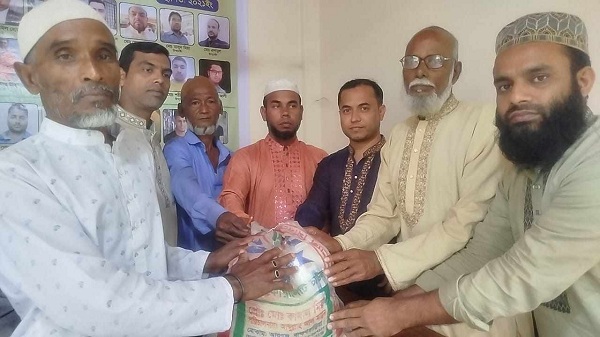 Food distribution at the initiative of the Expatriate Social Welfare Foundation in Doripura village of Shibpur upazila of Narsingdi district
