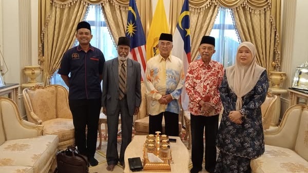 Founder and Chairman of the National Youth Federation Alhaj Mohammad Fazlul Haque receives a red carpet welcome at the Governor's Palace of Malaysia