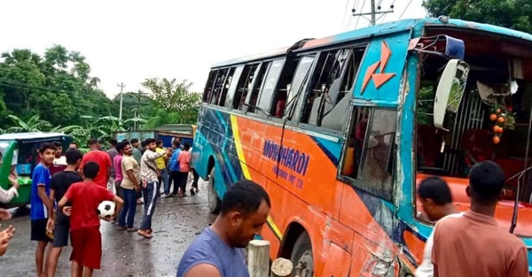 Many passengers injured in head-on collision between Ananya Super and Monohardi Paribahan in Shibpur