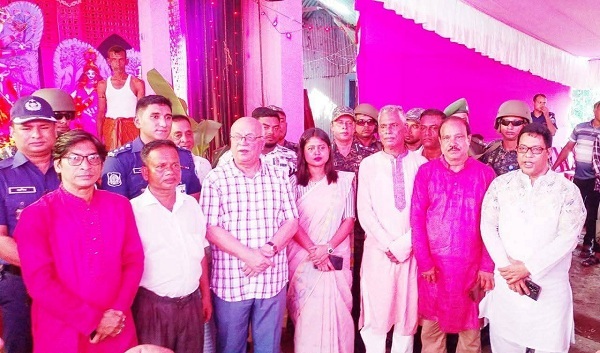 Advisor Faruk-e-Azam Bir Pratik visited various puja mandap in Chittagong